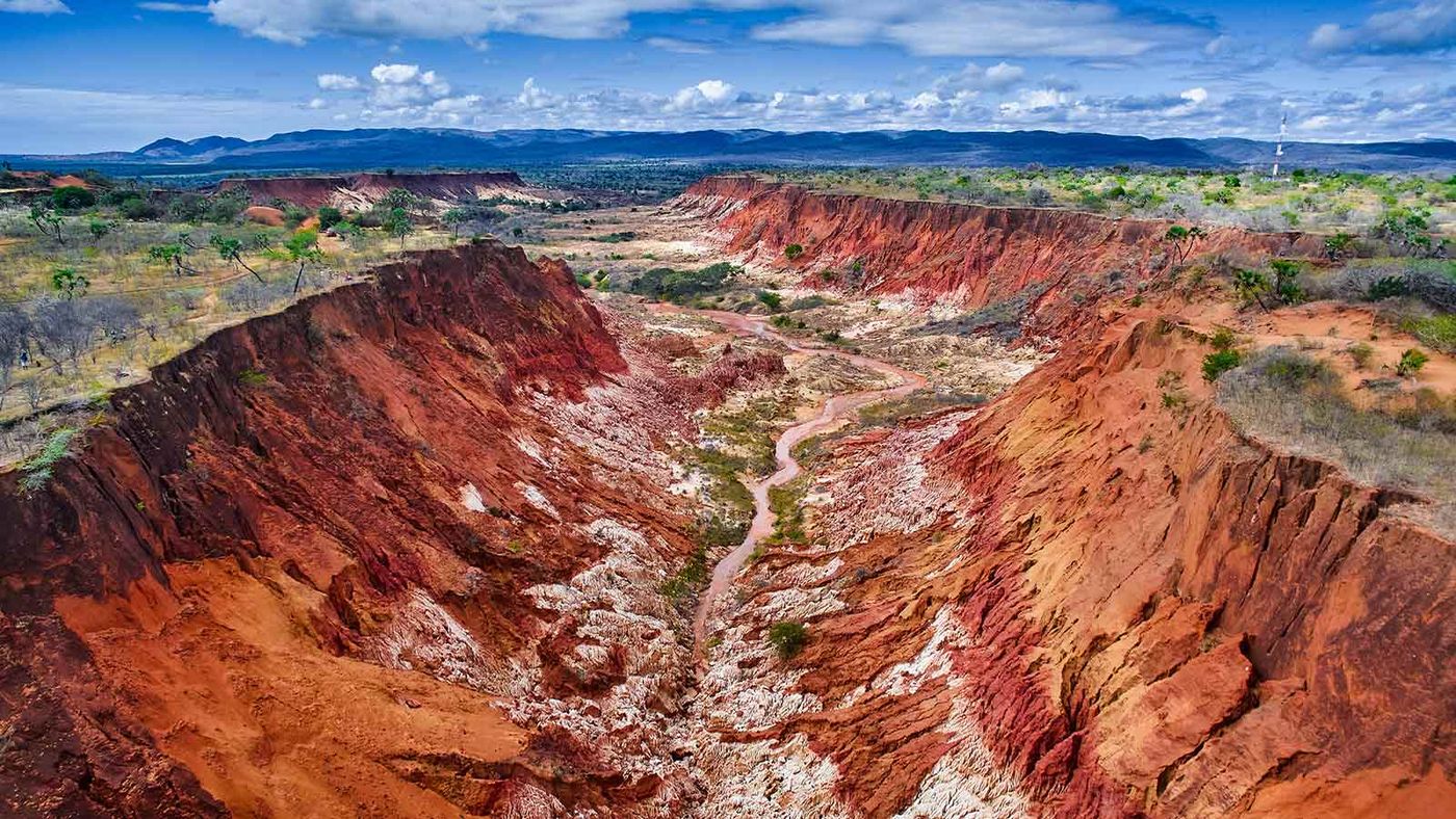 Canyon de latérite rouge vu par drone