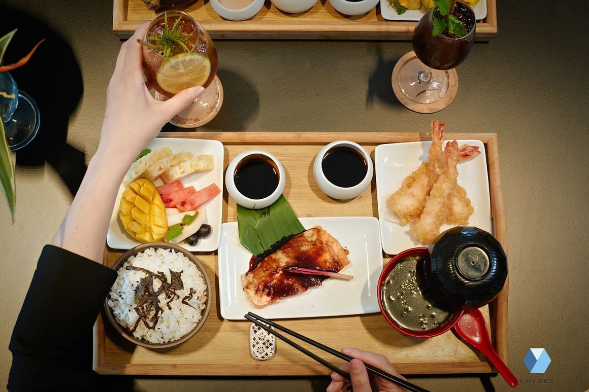 Mise en scène culinaire photographiée en studio