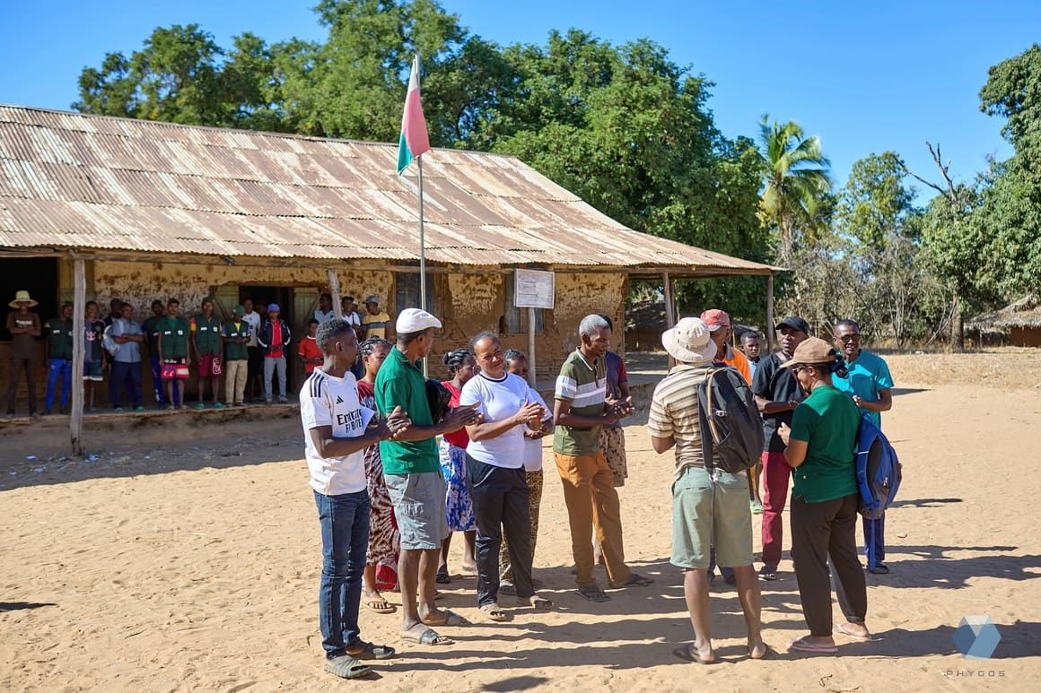 Institutional photo reportage in the field
